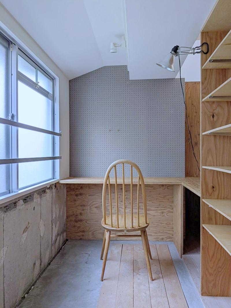 大阪府豊中市上新田４丁目の賃貸物件/玄関土間の正面には収納で仕切られた作業テーブル。集中したいときはここで。