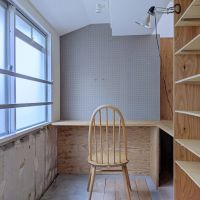 大阪府豊中市上新田４丁目の賃貸物件/玄関土間の正面には収納で仕切られた作業テーブル。集中したいときはここで。