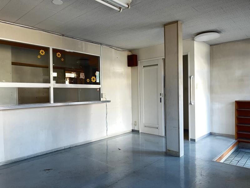 大阪市城東区東中浜2丁目の賃貸物件/待合室。窓にはうっすらと、”薬局”の文字が。