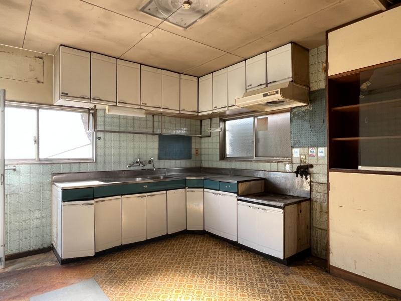 大阪市城東区東中浜2丁目の賃貸物件/広々とした、レトロなキッチン。