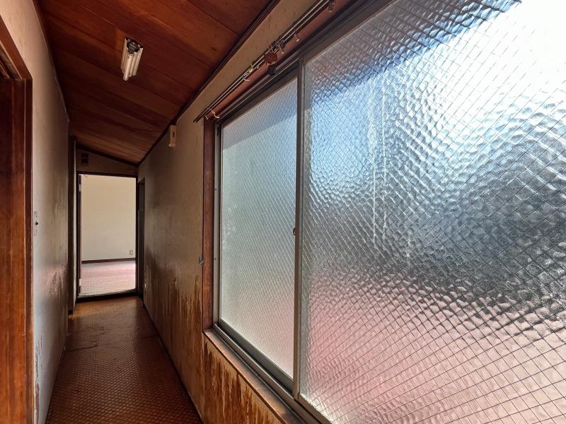 大阪市城東区東中浜2丁目の賃貸物件/2階の廊下。大きな窓から光が差し込みます。