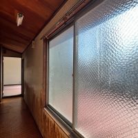 大阪市城東区東中浜2丁目の賃貸物件/2階の廊下。大きな窓から光が差し込みます。