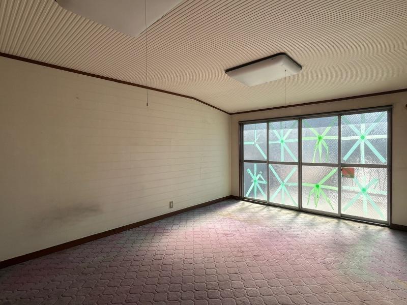 大阪市城東区東中浜2丁目の賃貸物件/洋室。奥にはバルコニーがあります。