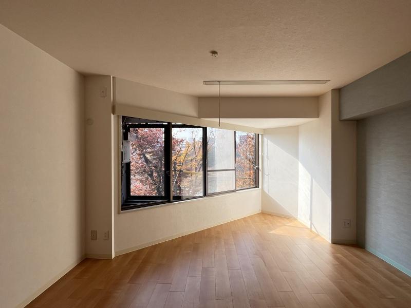 大阪市都島区中野町4丁目の賃貸物件/尖った形が特徴の13帖の洋室。家具の配置は工夫次第。