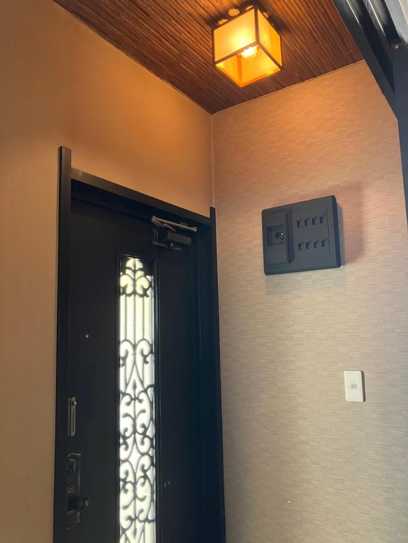 大阪府大阪市港区市岡元町１丁目の賃貸物件/照明が可愛い玄関。