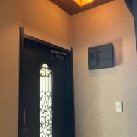 大阪府大阪市港区市岡元町１丁目の賃貸物件/照明が可愛い玄関。