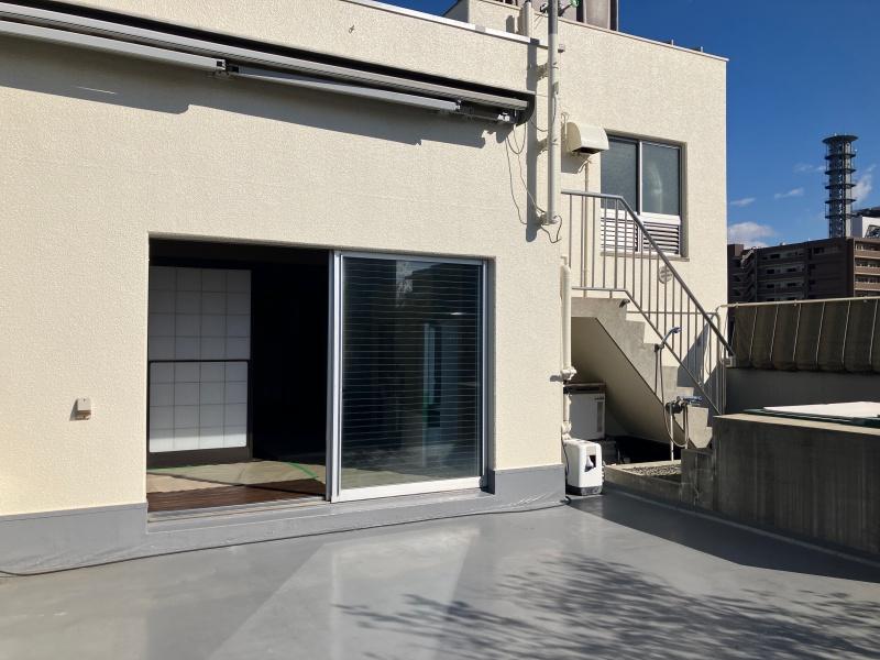 大阪府大阪市港区市岡元町１丁目の賃貸物件/大きな開口がルーフテラスへと誘う。