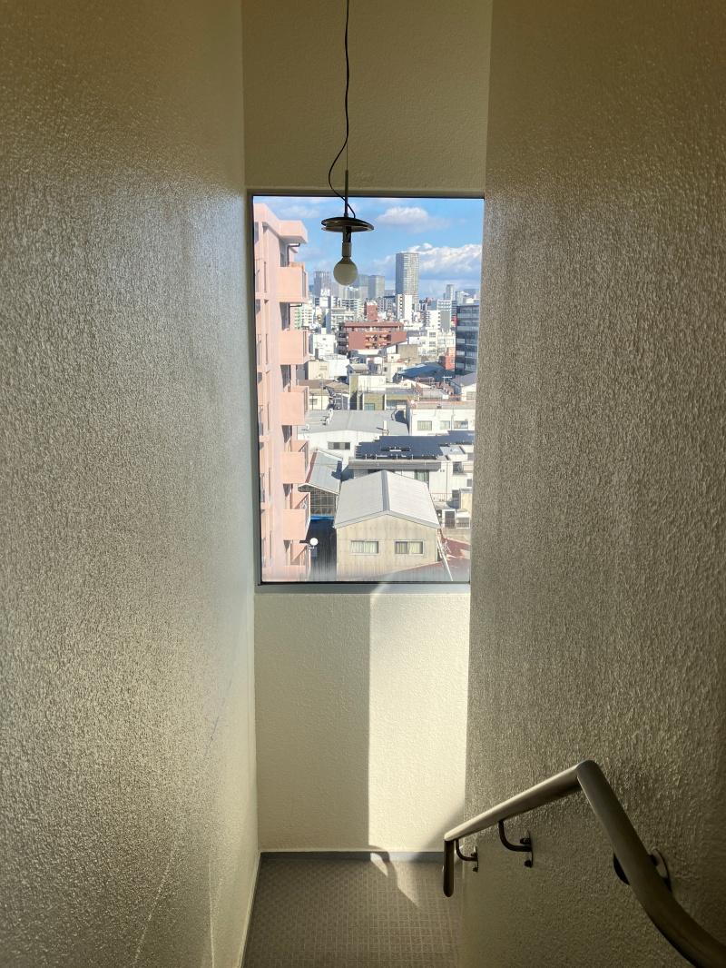 大阪府大阪市港区市岡元町１丁目の賃貸物件/細長い共用階段。