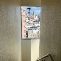 大阪府大阪市港区市岡元町１丁目の賃貸物件/細長い共用階段。