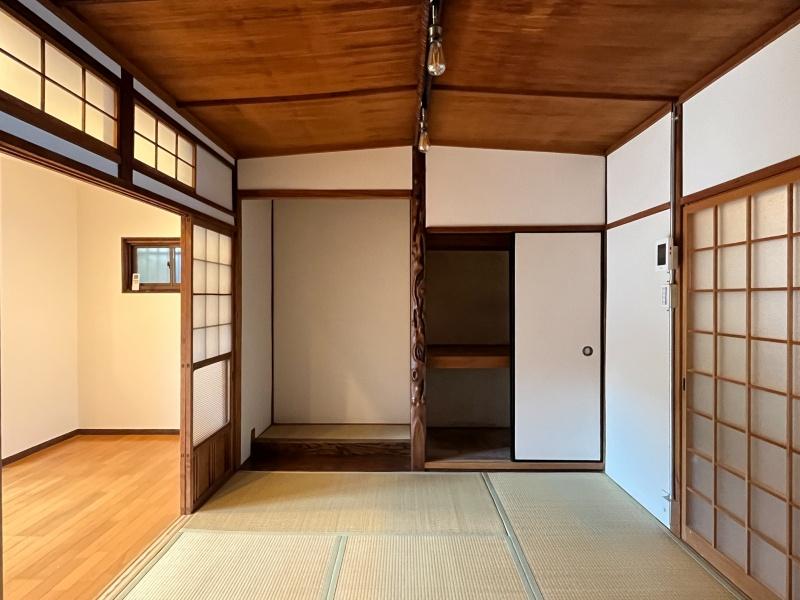 大阪市都島区大東町2丁目 の賃貸物件/部屋に入ると、床の間付きの和室がお出迎え。