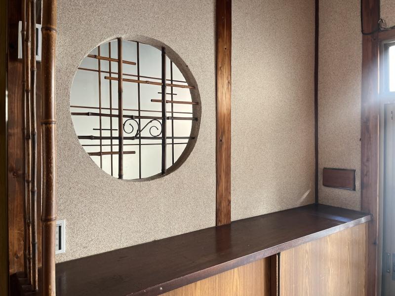 大阪市都島区大東町2丁目 の賃貸物件/丸窓に惹かれる、味のある玄関。