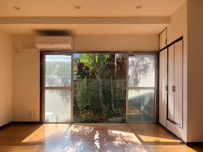 大阪市都島区大東町2丁目 の賃貸物件/洋室。庭から入る光が暖かいです。