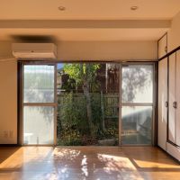 大阪市都島区大東町2丁目 の賃貸物件/洋室。庭から入る光が暖かいです。