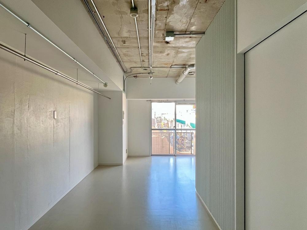 大阪府大阪市東成区中道1丁目の賃貸物件/白&times;打ち放しコンクリートのスタイリッシュなワンルーム。