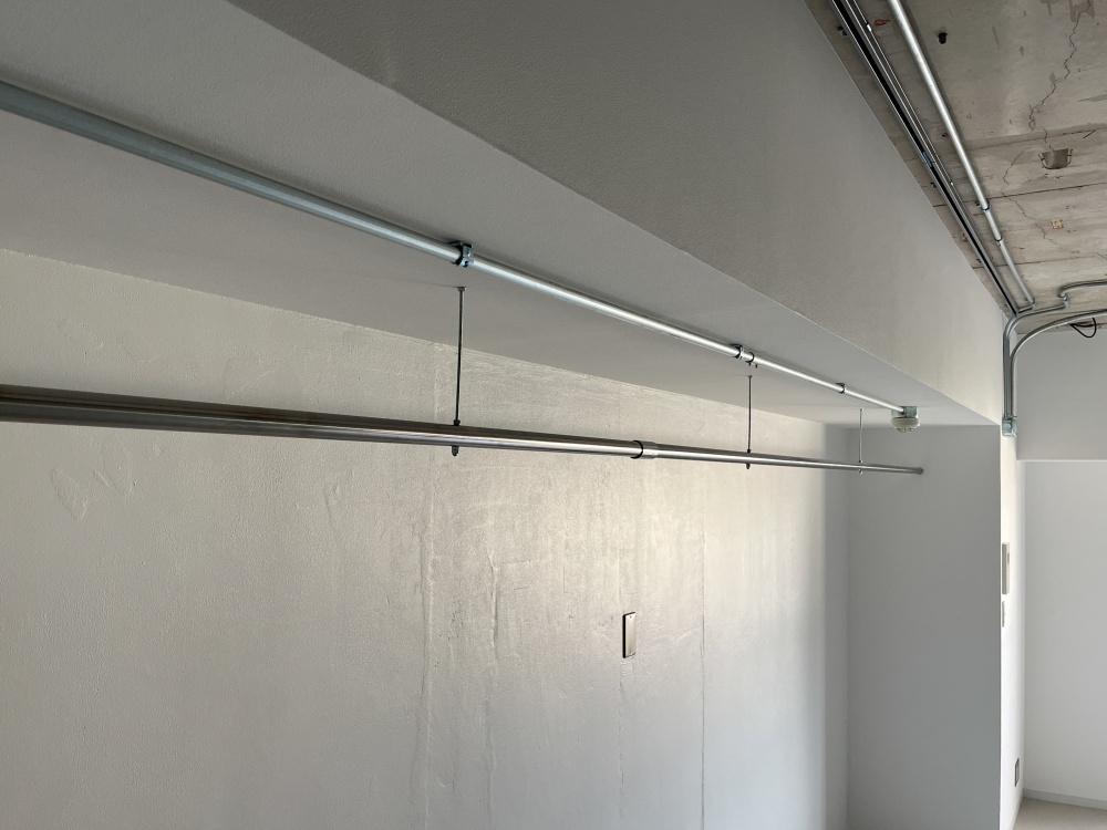 大阪府大阪市東成区中道1丁目の賃貸物件/壁一面のハンガーパイプ！