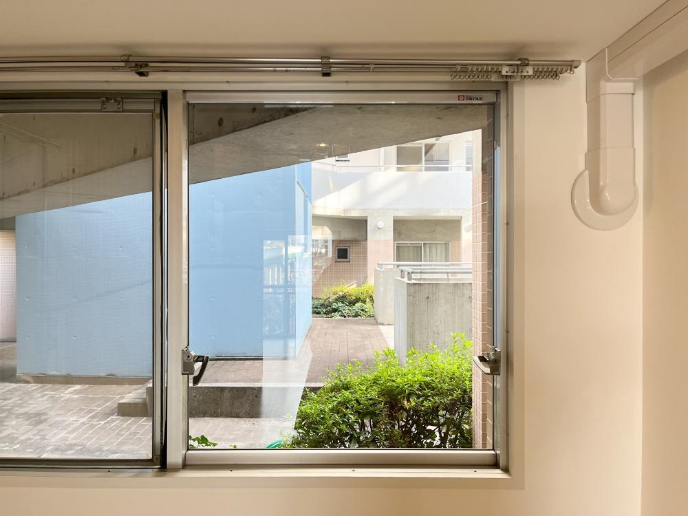 大阪府大阪市東成区中道1丁目の賃貸物件/窓からは共有スペースの緑がちらり。
