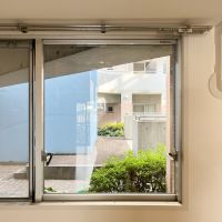 大阪府大阪市東成区中道1丁目の賃貸物件/窓からは共有スペースの緑がちらり。