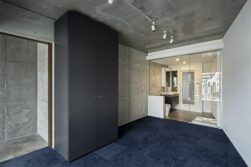 大阪市北区長柄東3丁目の賃貸物件/3Fのサニタリールームと紺色のタイルカーペット