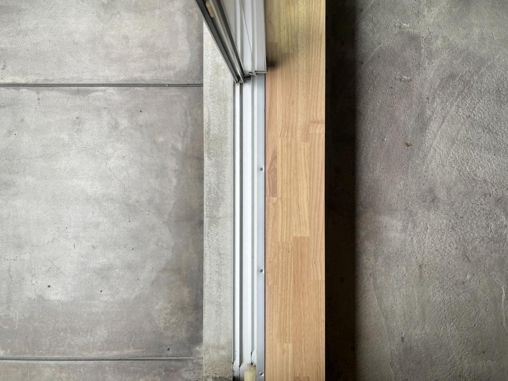  大阪府守口市土居町の賃貸物件/土間の色は、バルコニーとの相性を考えられているのだとか。