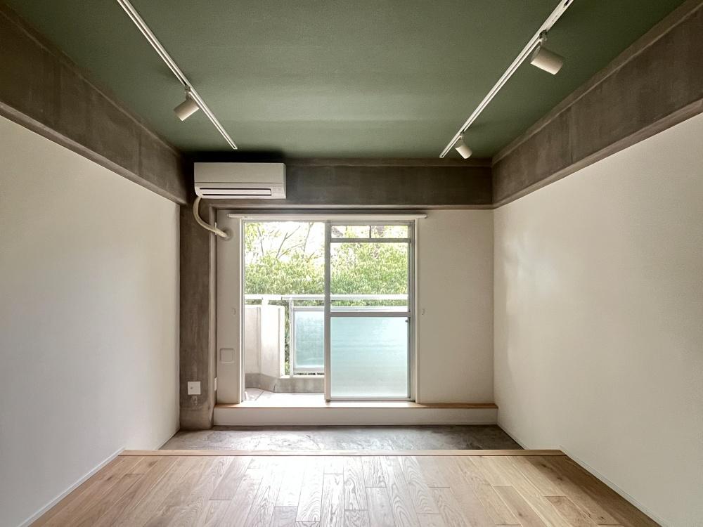  大阪府守口市土居町の賃貸物件/405：洋室。窓からは青々とした緑。