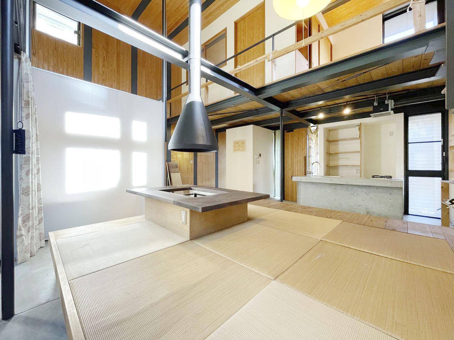 大阪府箕面森町北の売買物件/小上がりの端には囲炉裏と煙突。