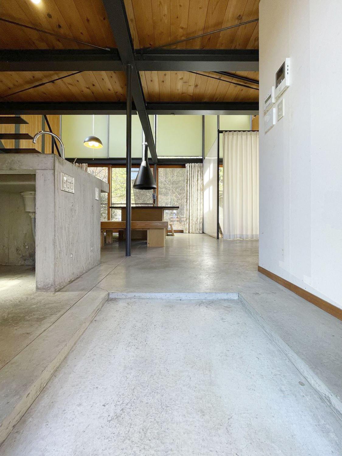 大阪府箕面森町北の売買物件/モルタルの玄関、窓の向こうにはすでに里山が見えます。