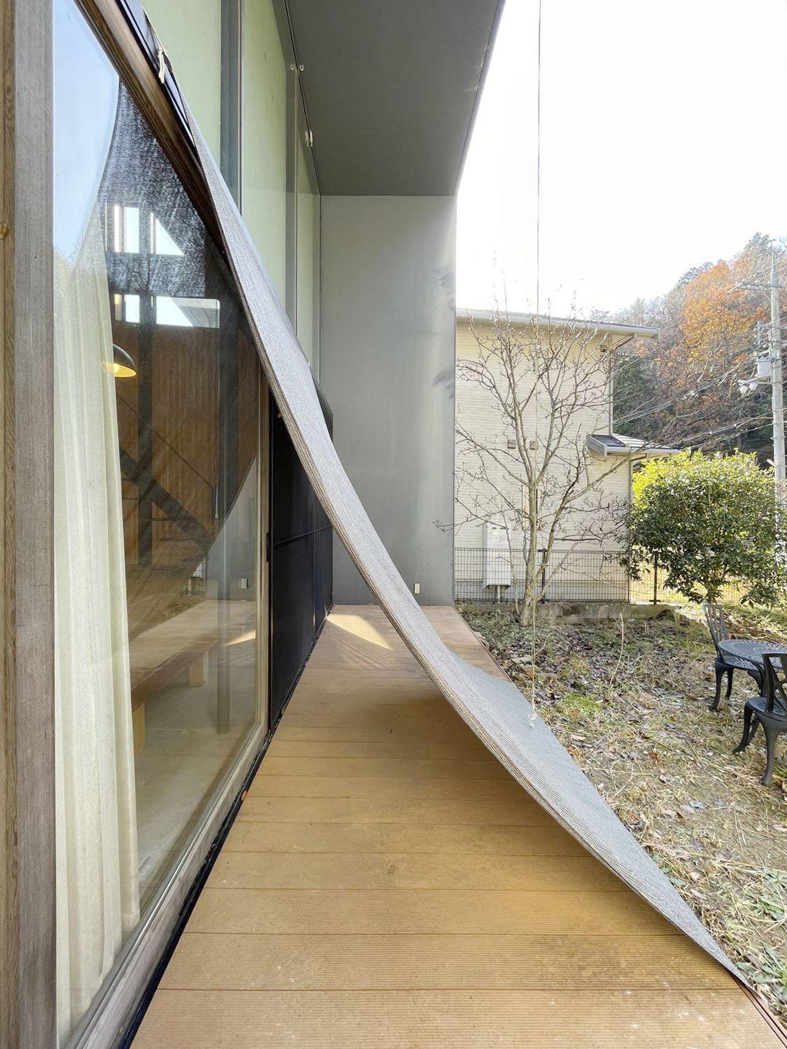 大阪府箕面森町北の売買物件/テラスに腰をかけて里山を眺める時間があっても良い。