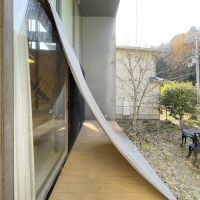 大阪府箕面森町北の売買物件/テラスに腰をかけて里山を眺める時間があっても良い。