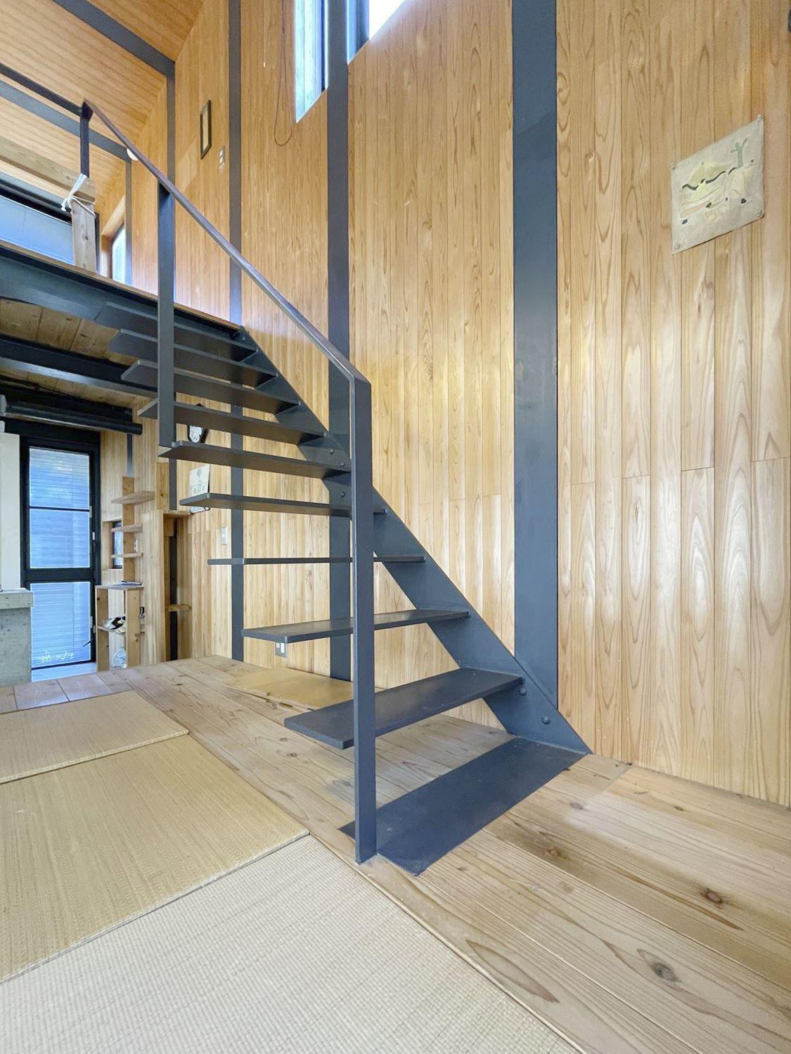 大阪府箕面森町北の売買物件/軽やかな階段は意外と丈夫。