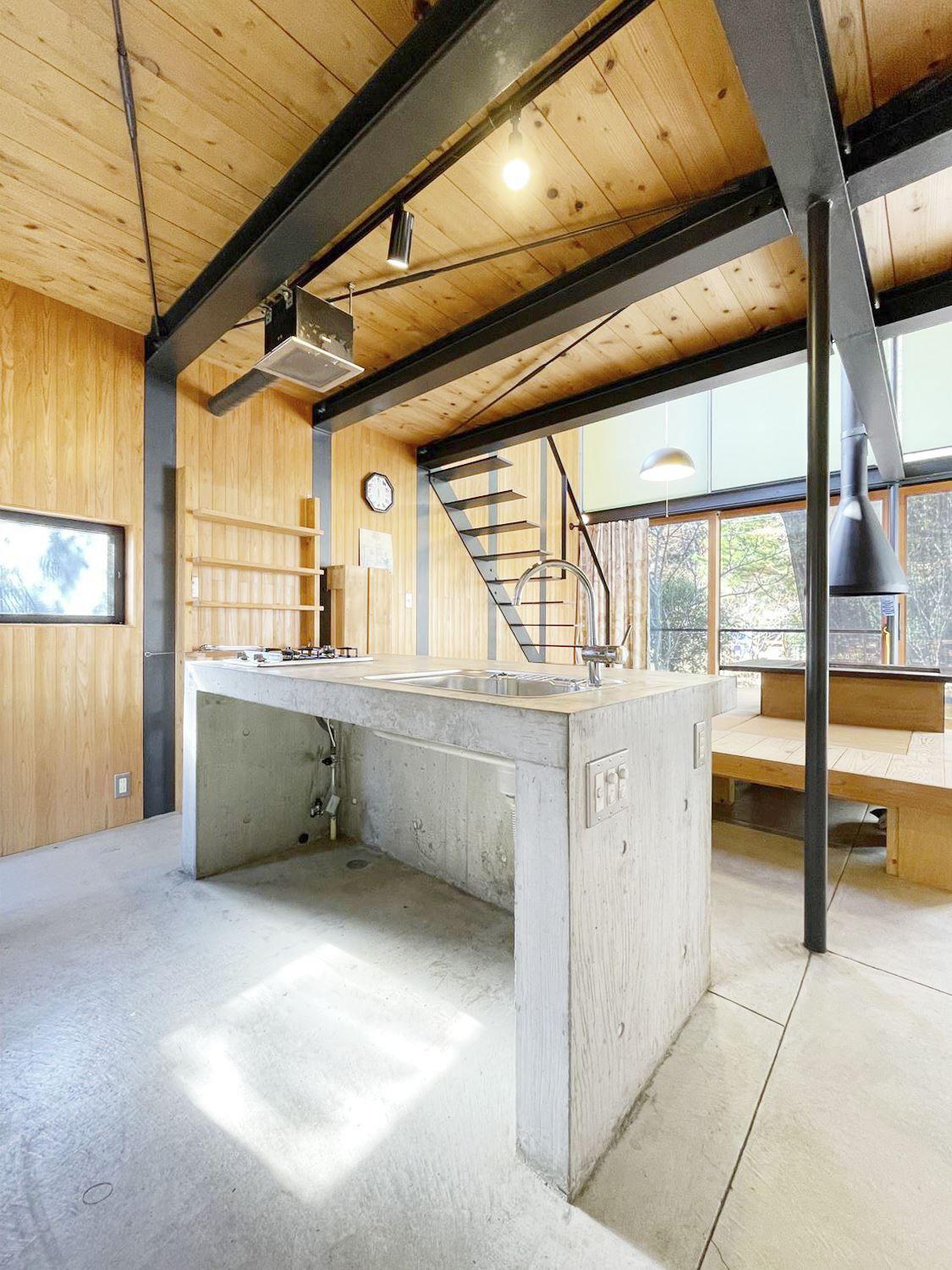 大阪府箕面森町北の売買物件/コンクリート製のキッチン。使用感がありますが、タフな印象。