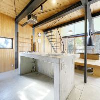 大阪府箕面森町北の売買物件/コンクリート製のキッチン。使用感がありますが、タフな印象。