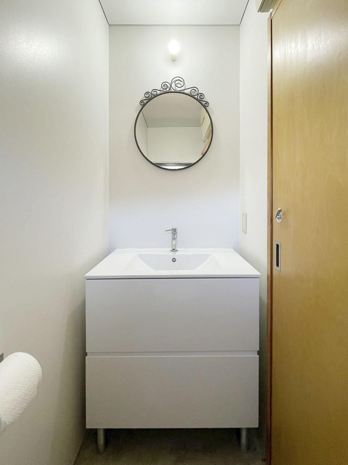 大阪府箕面森町北の売買物件/トイレの向かい側の壁に洗面。