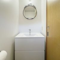 大阪府箕面森町北の売買物件/トイレの向かい側の壁に洗面。