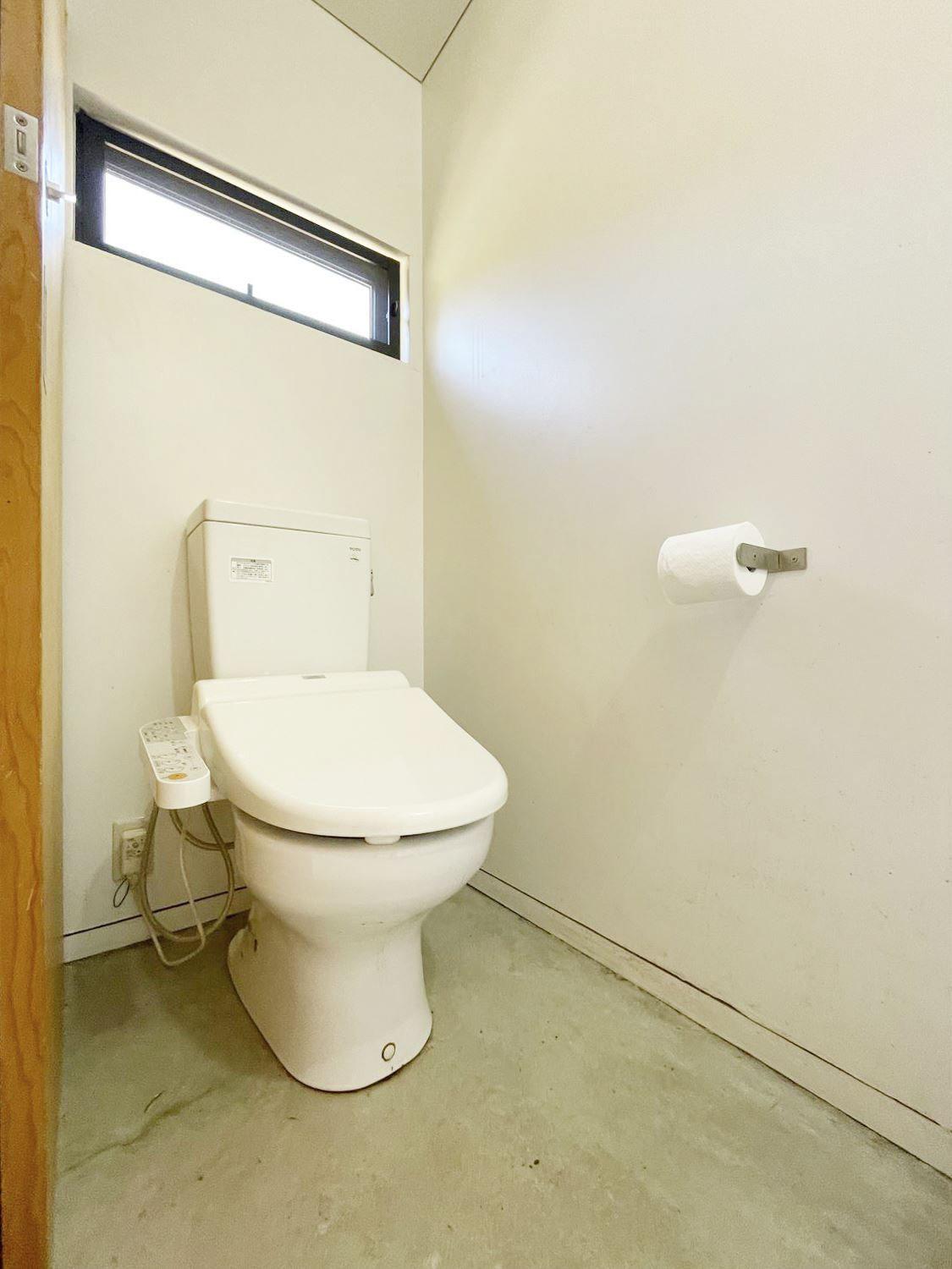 大阪府箕面森町北の売買物件/トイレにも窓がある。