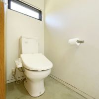 大阪府箕面森町北の売買物件/トイレにも窓がある。