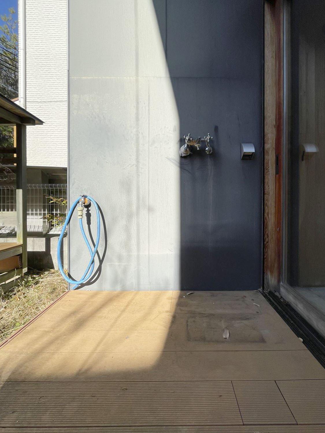 大阪府箕面森町北の売買物件/洗濯機置き場は屋外に。散水栓と屋外コンセントもあって、庭を使うには便利。