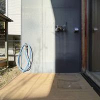 大阪府箕面森町北の売買物件/洗濯機置き場は屋外に。散水栓と屋外コンセントもあって、庭を使うには便利。