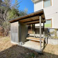 大阪府箕面森町北の売買物件/庭に物置小屋、奥には里山が。