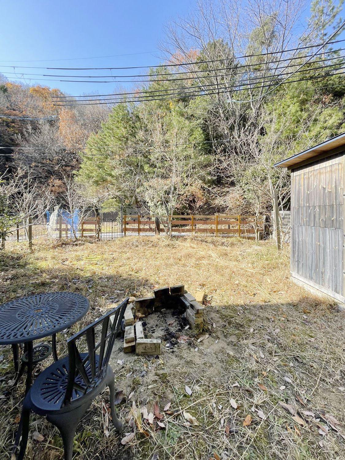 大阪府箕面森町北の売買物件/庭と里山とはこんな距離感。プライベートビーチならぬプライベートマウンテン！？でのびのびと使えます。