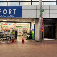  大阪府守口市土居町の賃貸物件/物件は商店街の中。1階はドラッグストアです。