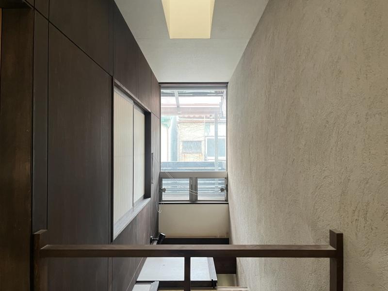 大阪市住之江区東加賀屋2丁目の賃貸物件/吹き抜け前のスペース。気持ちのいい光。