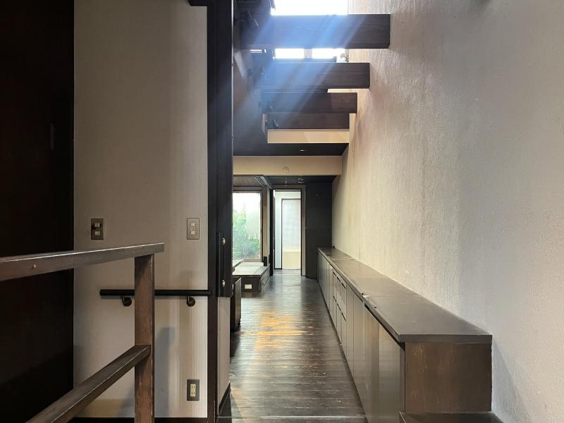 大阪市住之江区東加賀屋2丁目の賃貸物件/扉を開けると、吹き抜けから燦々と差し込む光。