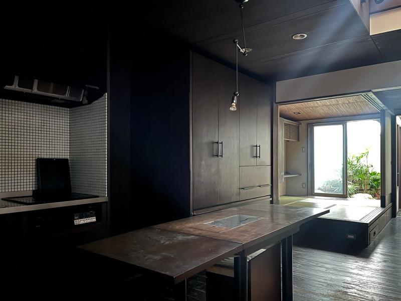 大阪市住之江区東加賀屋2丁目の賃貸物件/LDK。造作テーブルがこの空間をさらに趣深くしています。