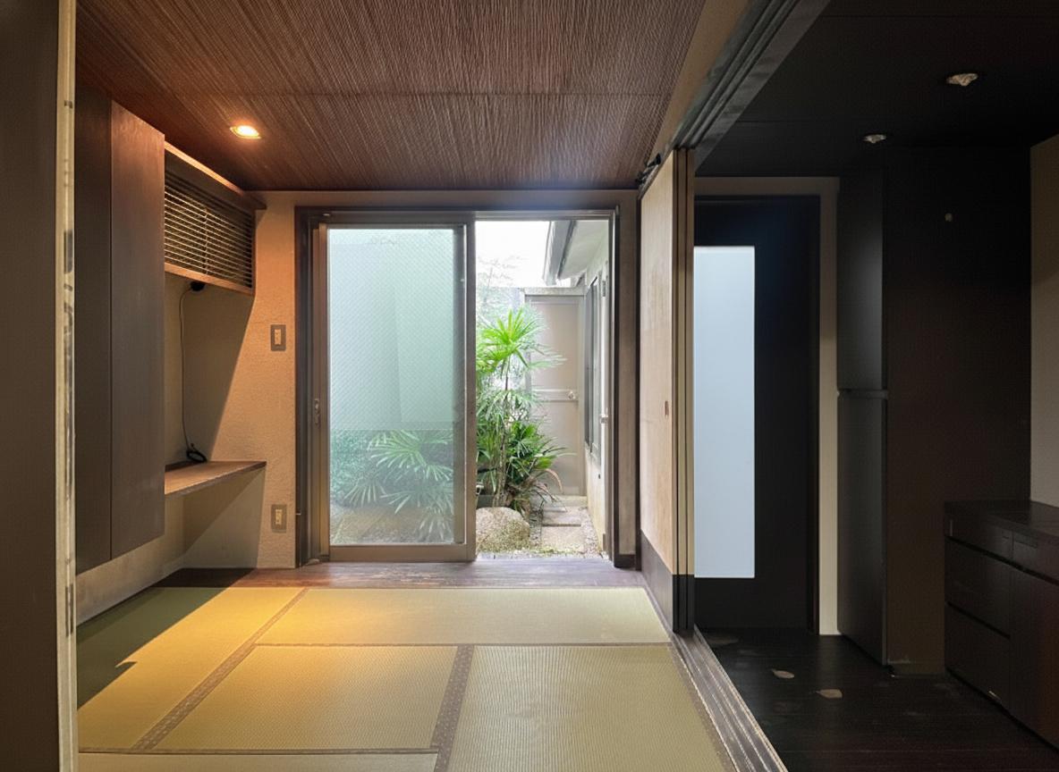 大阪市住之江区東加賀屋2丁目の賃貸物件/庭の緑が見える畳スペース。団欒の場になりそうです。