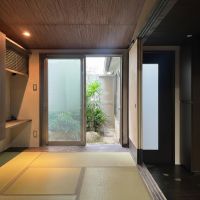 大阪市住之江区東加賀屋2丁目の賃貸物件/庭の緑が見える畳スペース。団欒の場になりそうです。