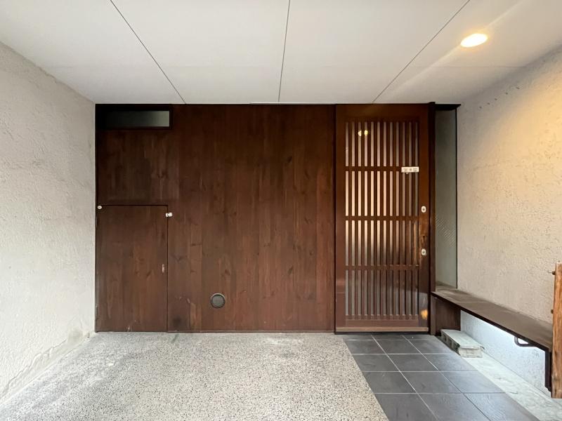 大阪市住之江区東加賀屋2丁目の賃貸物件/ガレージスペース。右側が玄関です。