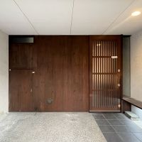 大阪市住之江区東加賀屋2丁目の賃貸物件/ガレージスペース。右側が玄関です。