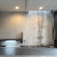 大阪市住之江区東加賀屋2丁目の賃貸物件/通路にはベンチも。