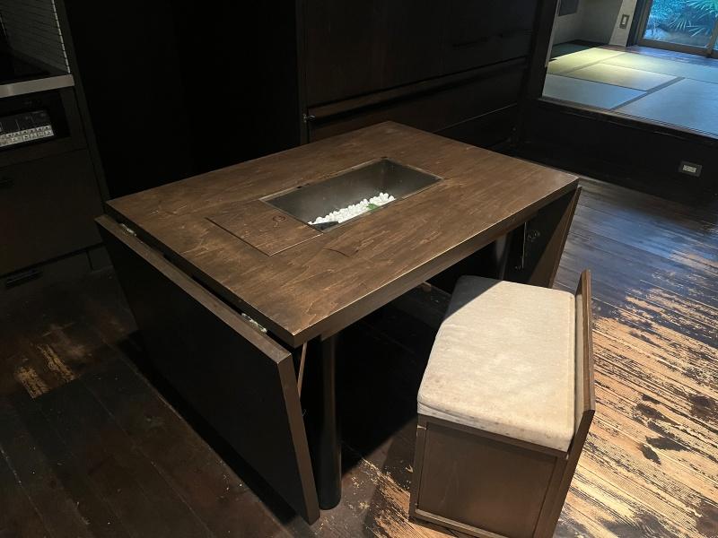 大阪市住之江区東加賀屋2丁目の賃貸物件/プチ仕掛け①：テーブルは折りたたみ式。なんと、椅子も収納できます。