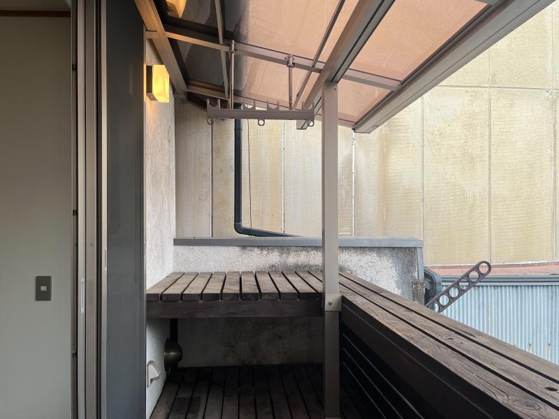 大阪市住之江区東加賀屋2丁目の賃貸物件/和室の先にはウッドデッキのバルコニー。洗濯物を一時的に置けるスペースが設けられています。